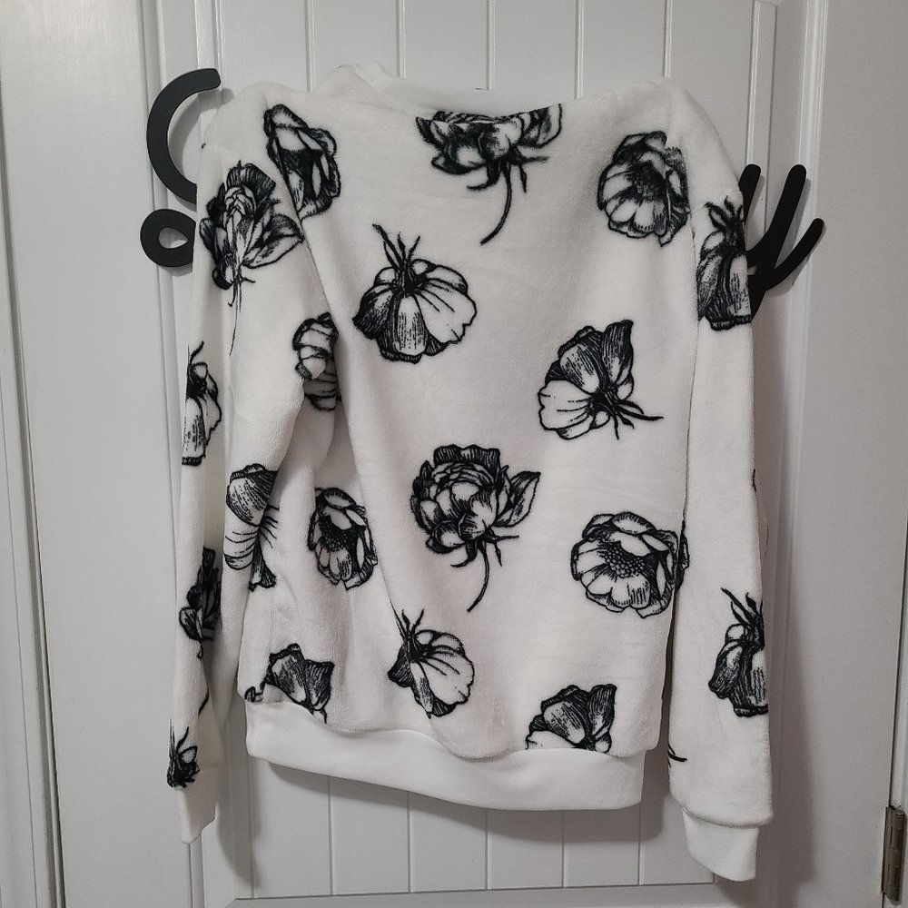VERY COZY black and white flower sweater